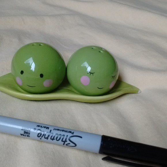 Two peas in a pod magnetic salt and pepper shakers - Picture 3 of 5